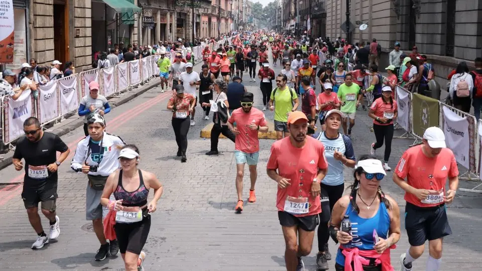 Corredor propone matrimonio a su pareja después del Maratón de la CDMX