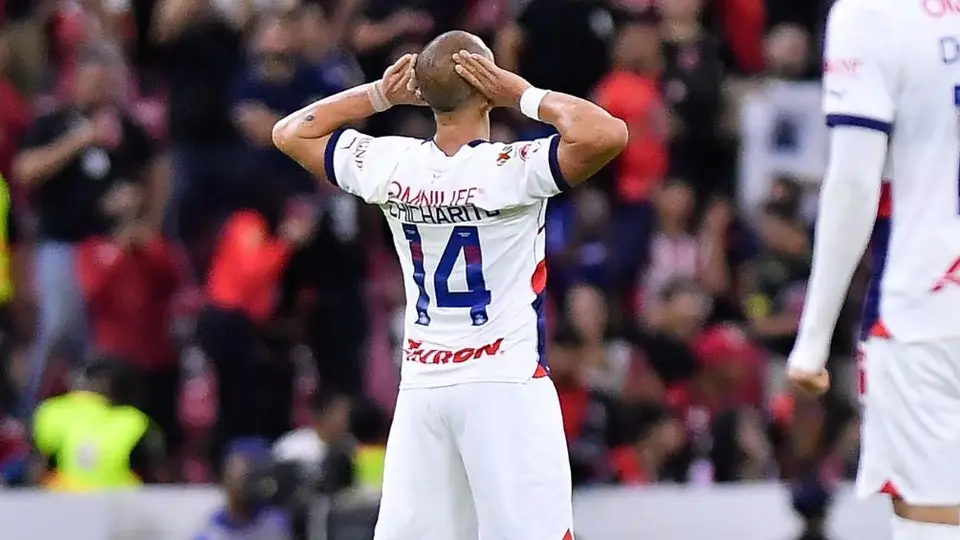 Chicharito responde a críticas de periodista por su festejo: "Y me salió re bien"