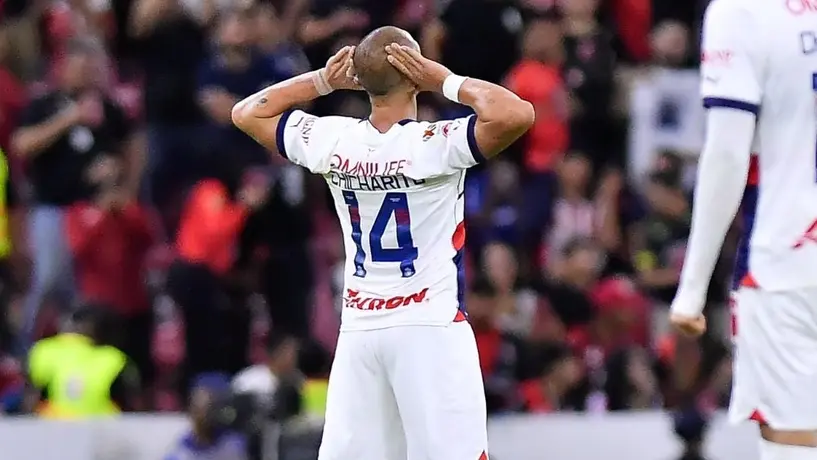 Chicharito responde a críticas de periodista por su festejo: "Y me salió re bien"
