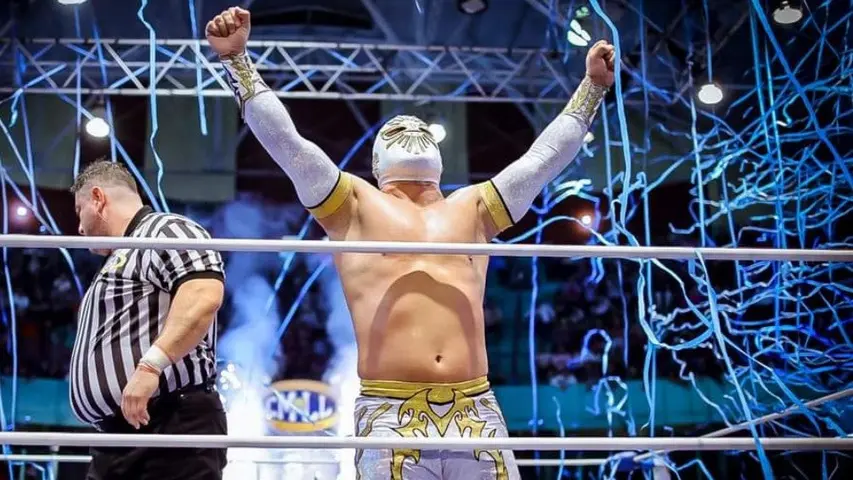 Místico celebra triunfo en la Arena de Puebla | X: @CMLL_OFICIAL