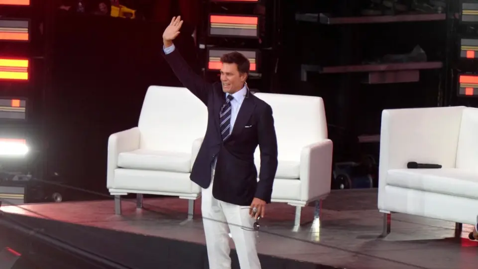 Tom Brady es inscrito al Salón de la Fama de los Patriots en una noche inolvidable