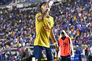 'Chicote' Calderón 'se toma' una cerveza en pleno partido de Cruz Azul vs América