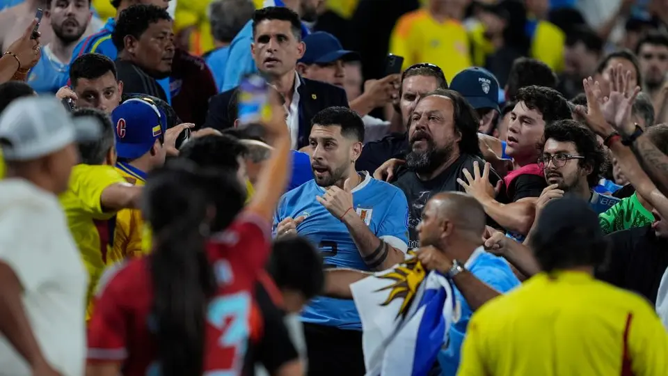 Copa América: Darwin Núñez y Ronald Araújo protagonizan pelea con aficionados tras silbatazo final
