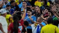 Copa América: Darwin Núñez y Ronald Araújo protagonizan pelea con aficionados tras silbatazo final