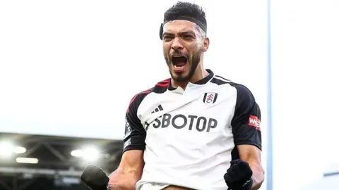 Raúl Jiménez firma doblete con el Fulham en el último juego de la temporada de la Premier League