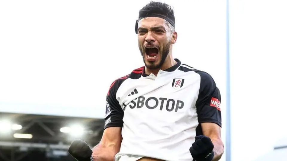Raúl Jiménez firma doblete con el Fulham en el último juego de la temporada de la Premier League