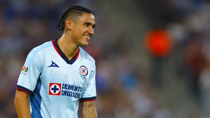 ¡Qué propuesta! Aficionado de Cruz Azul a Uriel Antuna: "Adóptame o regálame tu playera"