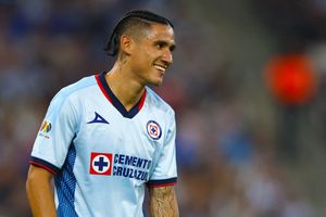 ¡Qué propuesta! Aficionado de Cruz Azul a Uriel Antuna: "Adóptame o regálame tu playera"