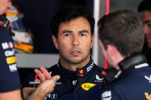 Checo Pérez admite que es difícil correr con Verstappen como compañero de equipo