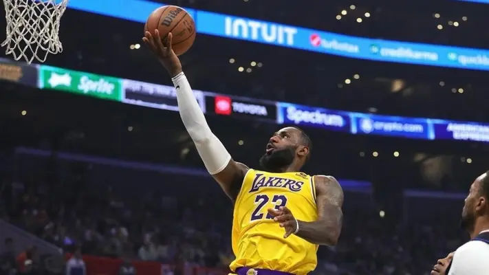 LeBron James acuerda nuevo contrato con los Lakers por más de 100 millones de dólares