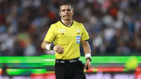 ¿Robo a los Rayos? Ramos Rizo señaló que Carlos Sánchez debió irse expulsado ante Necaxa