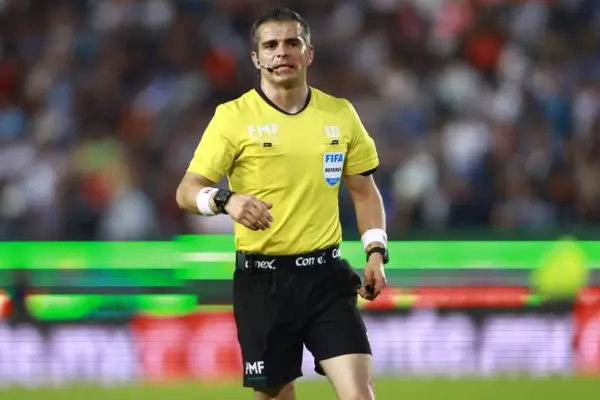 ¿Robo a los Rayos? Ramos Rizo señaló que Carlos Sánchez debió irse expulsado ante Necaxa