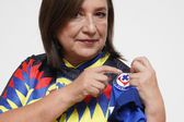 “No era penal”: Xóchitl Gálvez paga apuesta y se pone la playera del América