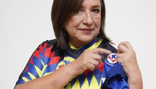 “No era penal”: Xóchitl Gálvez paga apuesta y se pone la playera del América