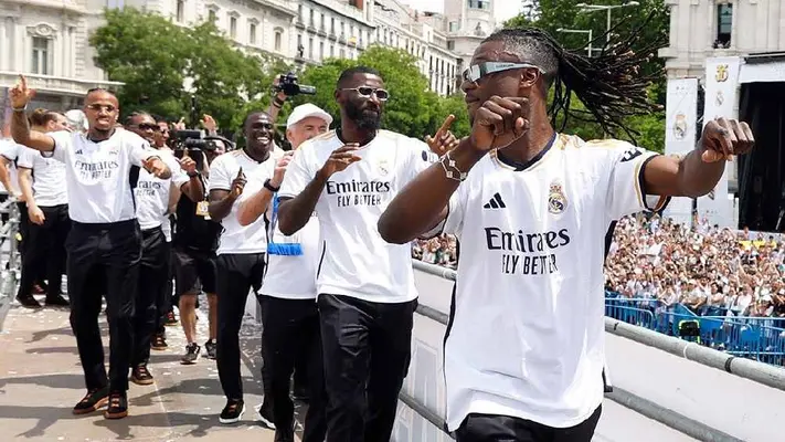 Eduardo Camavinga protagoniza cómico incidente en celebración del título de LaLiga