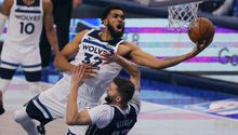 Towns y Edwards llevan a Wolves a victoria sobre Mavs para evitar barrida en Final del Oeste