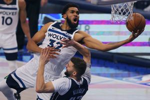 Towns y Edwards llevan a Wolves a victoria sobre Mavs para evitar barrida en Final del Oeste