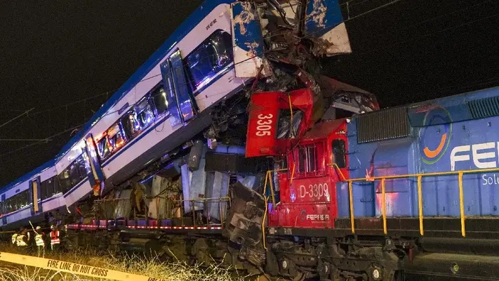 VIDEO: Aparatoso choque de trenes deja dos personas fallecidas