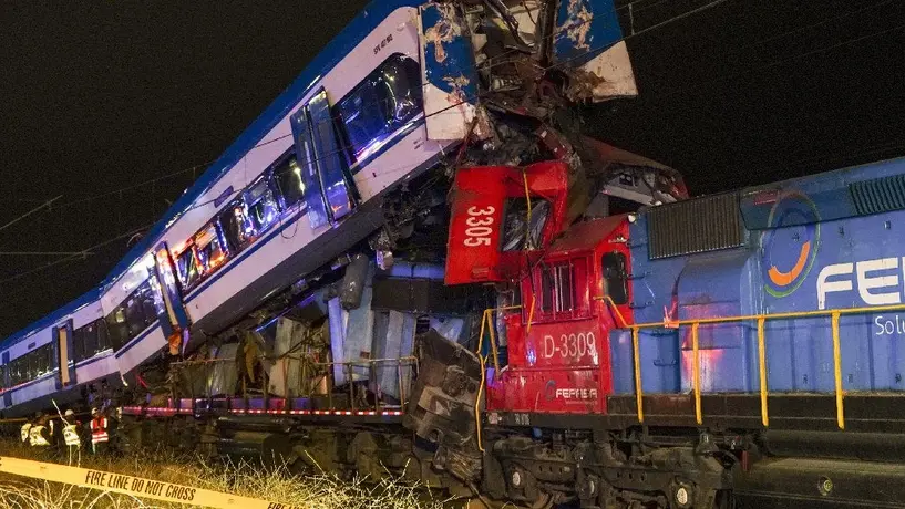 VIDEO: Aparatoso choque de trenes deja dos personas fallecidas