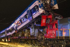VIDEO: Aparatoso choque de trenes deja dos personas fallecidas