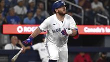 Alejandro Kirk conecta cuadrangular en la victoria de Toronto ante Los Ángeles