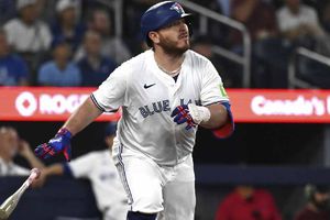 Alejandro Kirk conecta cuadrangular en la victoria de Toronto ante Los Ángeles