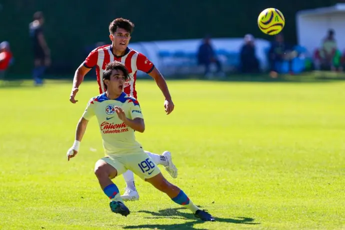 ¡Primer refuerzo! Bruce El-mesmari reportó con Chivas para realizar exámenes médicos