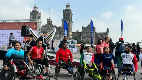 Maratón CDMX 2024: Competidor en silla de ruedas sufre caída por culpa de alcantarilla