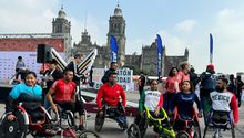 Maratón CDMX 2024: Competidor en silla de ruedas sufre caída por culpa de alcantarilla