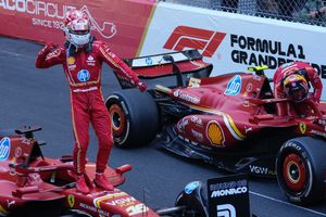 Leclerc ganó el GP de Mónaco; Checo Pérez abandonó desde la primera vuelta por un choque