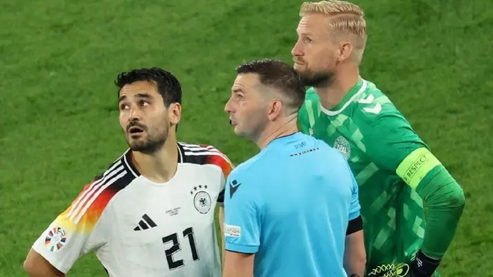 ¡Historia terrorífica! Encapuchado con mochila se apareció en el Alemania vs Dinamarca