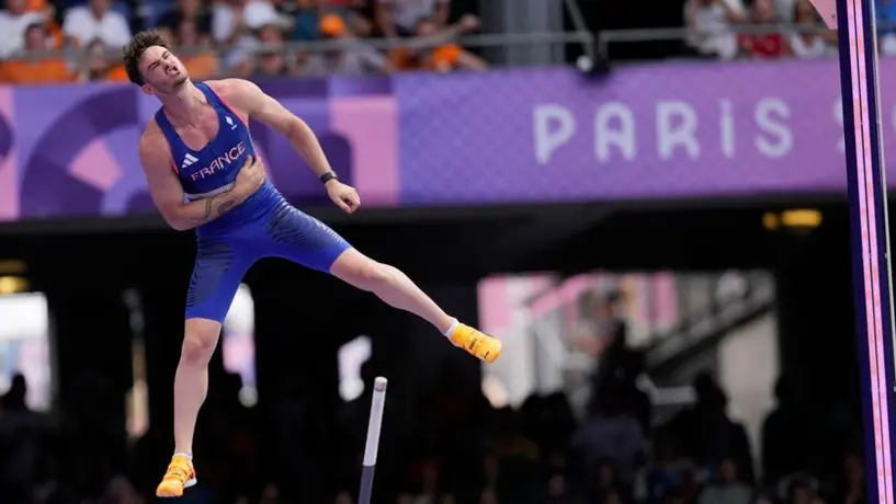 Insólito: partes íntimas de Anthony Ammirati lo hacen perder en salto con garrocha de Paris 2024