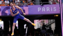 Insólito: partes íntimas de Anthony Ammirati lo hacen perder en salto con garrocha de Paris 2024