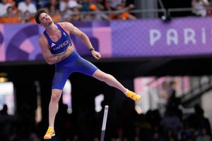 Insólito: partes íntimas de Anthony Ammirati lo hacen perder en salto con garrocha de Paris 2024