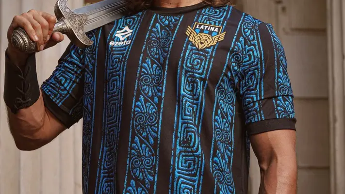 ¡Joya! Camiseta del Latina Calcio de la Serie C rompe las redes por espectacular diseño
