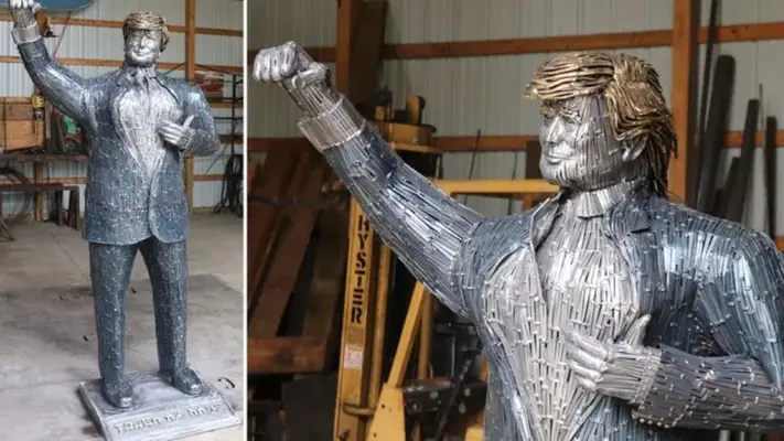 Escultura de tamaño humano de Donald Trump hecha con clavos en el lugar de su intento de asesinato
