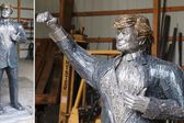 Escultura de tamaño humano de Donald Trump hecha con clavos en el lugar de su intento de asesinato