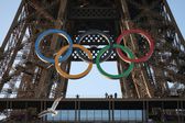 París 2024: Presentan anillos olímpicos en la Torre Eiffel