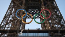 París 2024: Presentan anillos olímpicos en la Torre Eiffel