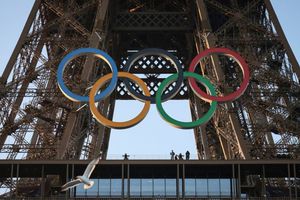 París 2024: Presentan anillos olímpicos en la Torre Eiffel