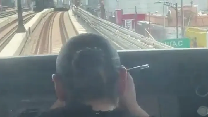 VIDEO: Mujer se maquilla mientras va conduciendo el Metro ¡Esta será la sanción que tendrá!
