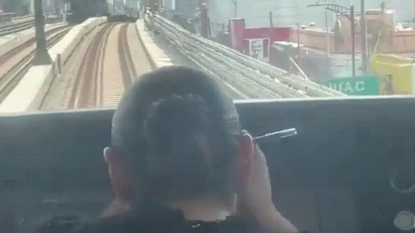 VIDEO: Mujer se maquilla mientras va conduciendo el Metro ¡Esta será la sanción que tendrá!
