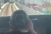 VIDEO: Mujer se maquilla mientras va conduciendo el Metro ¡Esta será la sanción que tendrá!