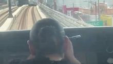 VIDEO: Mujer se maquilla mientras va conduciendo el Metro ¡Esta será la sanción que tendrá!