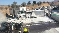 VIDEO: Trailer con azúcar paraliza la autopista México-Puebla al perder el control