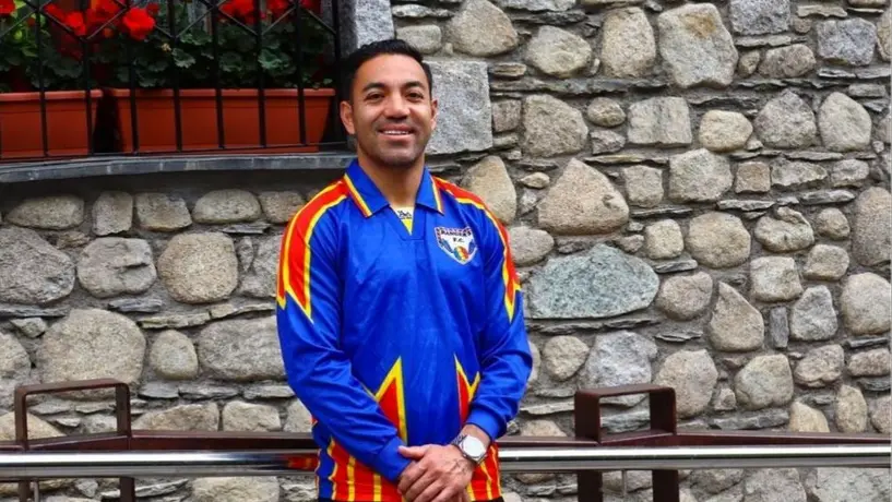 Marco Fabián presenta la nueva indumentaria y escudo del Rangers de Andorra