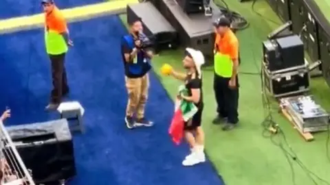 DjMariio rechaza jersey de Tigres y lo lanza a la tribuna del Gigante de Acero
