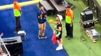 DjMariio rechaza jersey de Tigres y lo lanza a la tribuna del Gigante de Acero