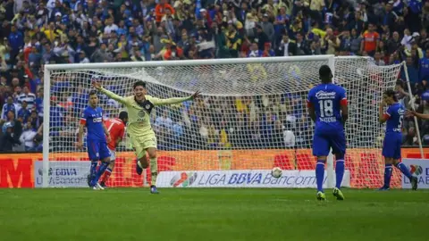 Rubens Sambueza opinó que a Cruz Azul le pueden "pesar los fantasmas" ante América