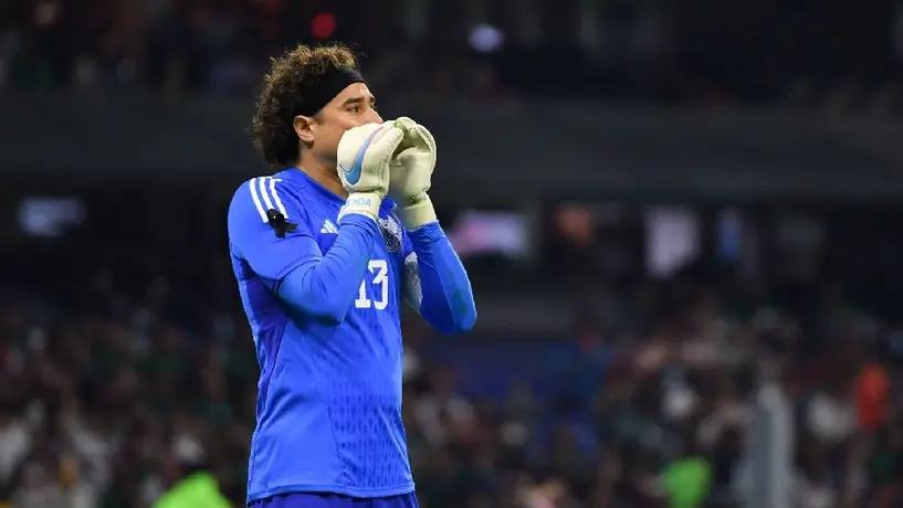 Guillermo Ochoa presume la nueva playera del América